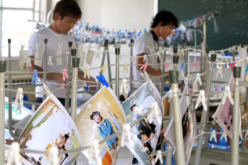 Giappone: “cacciatori di foto” tornano sui luoghi dello tsunami per ricostruire la memoria nazionale