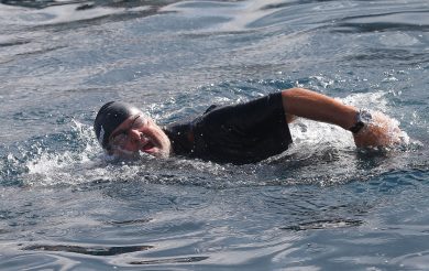 I magici poteri di Grillo, twitta (in prima persona) mentre nuota