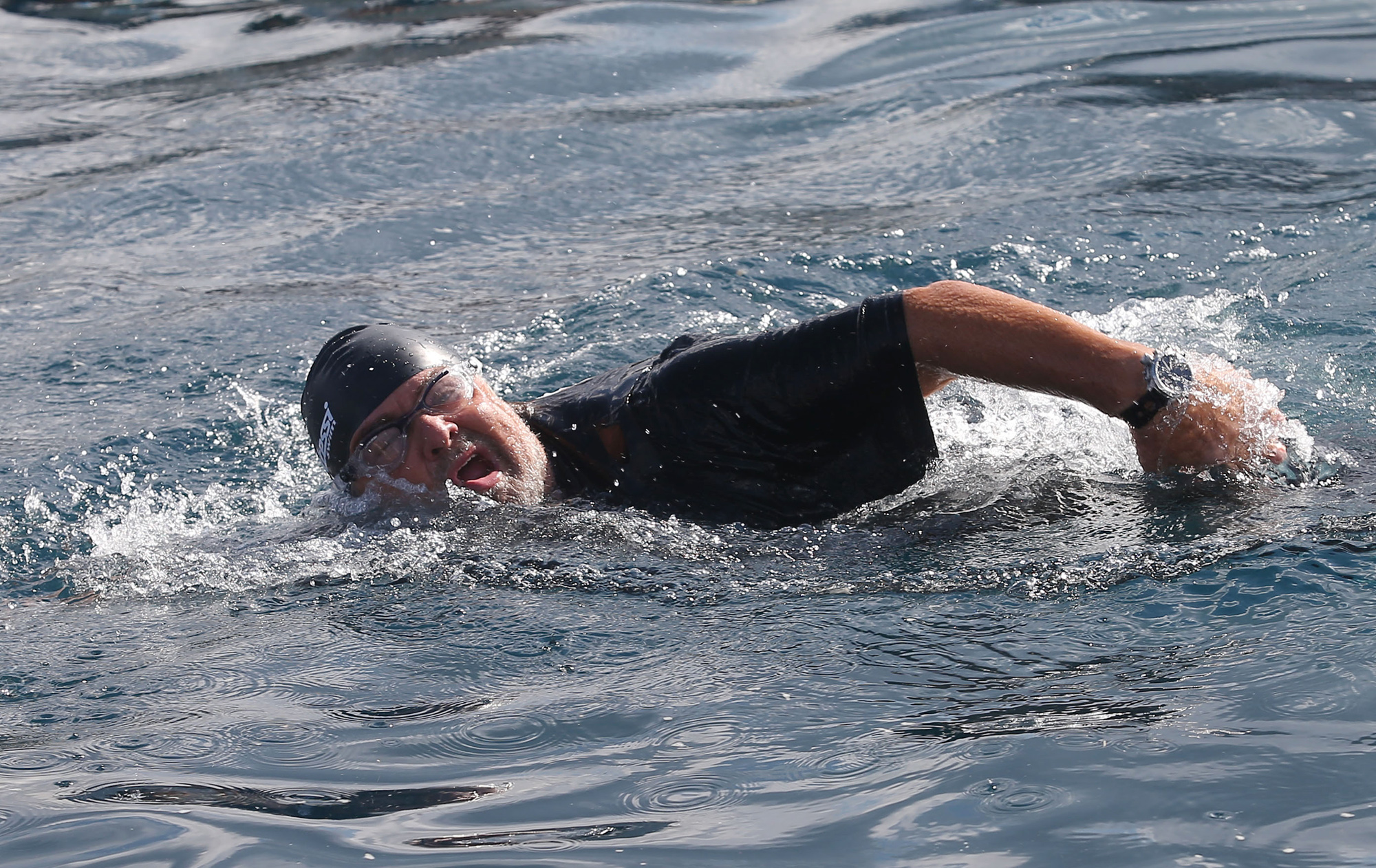 I magici poteri di Grillo, twitta (in prima persona) mentre nuota