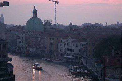 Ma che tristezza: il governo ci spegne la luce (e la speranza)