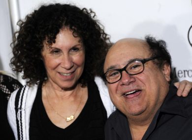 Danny DeVito divorzia ed esce dalla top 10 dei matrimoni più longevi di Hollywood