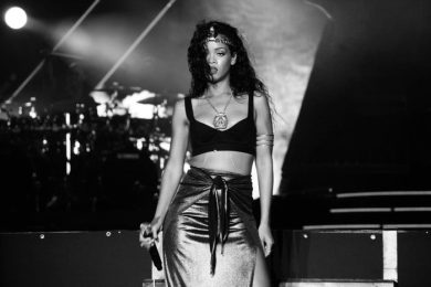 Rihanna e Chris Brown tornano insieme. Ecco la loro storia fra baci, pianti, pentimenti e botte