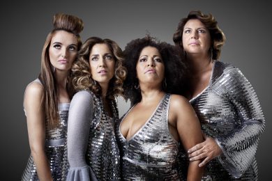 “Smammas”, mamme in paillettes cantano per l’indipendenza dei loro bamboccioni