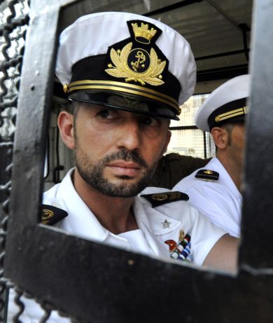 Marò, Natale da detenuti in India a stipendio ridotto