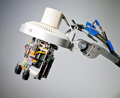 LuminAR, il touchscreen lascia il posto a una lampada aumentata