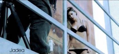 Belen troppo hot e i passanti vogliono censurare la sua pubblicità