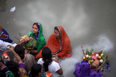 La festa Chhath: giornate indu dedicate al Dio Sole Surya