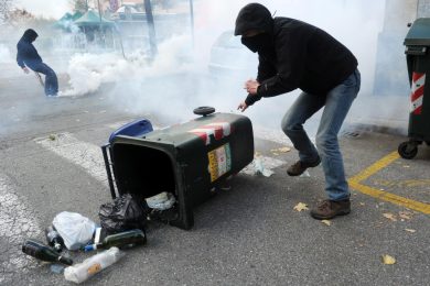 I lacrimogeni e lo sfascio della scuola