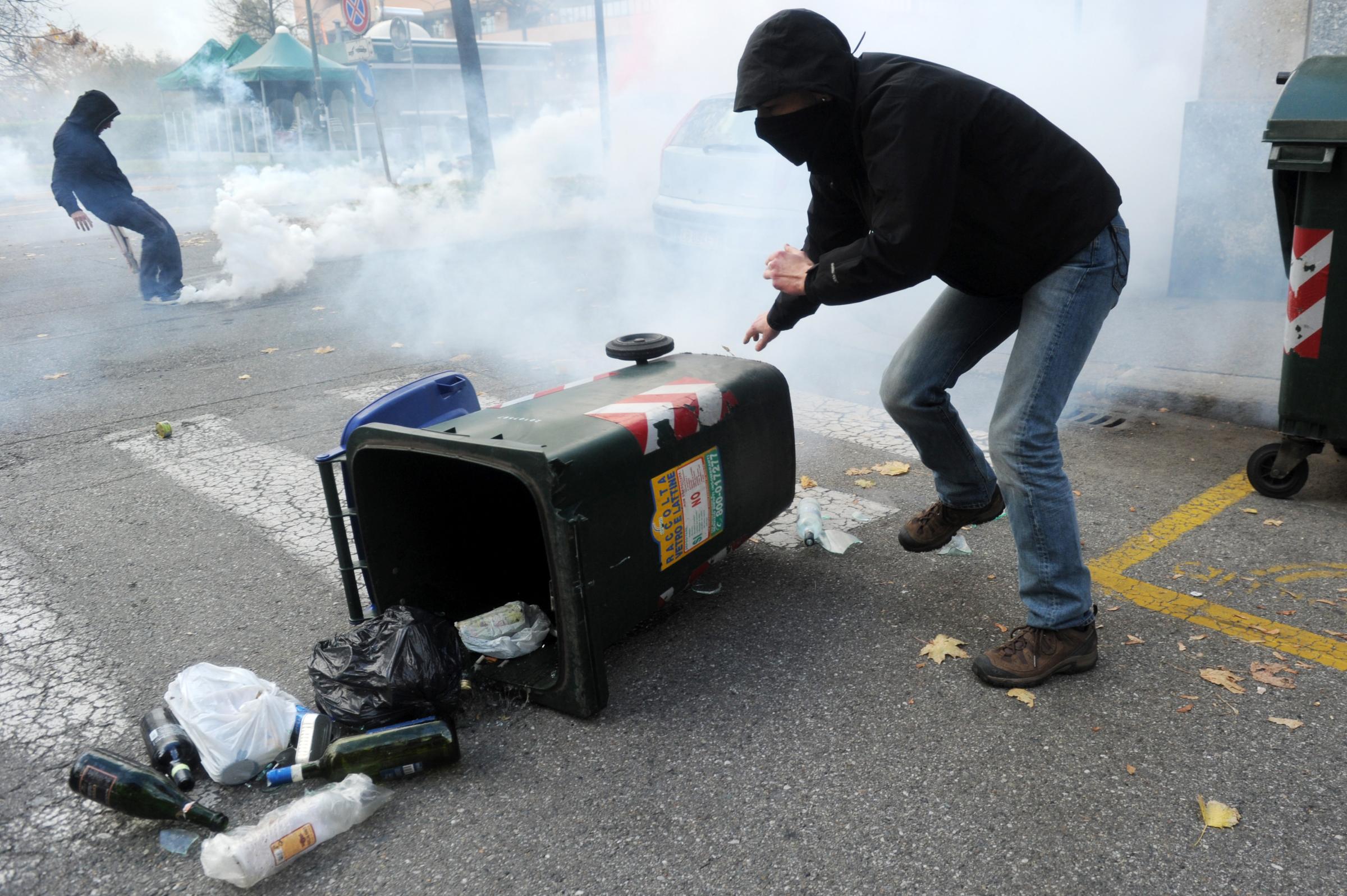 I lacrimogeni e lo sfascio della scuola
