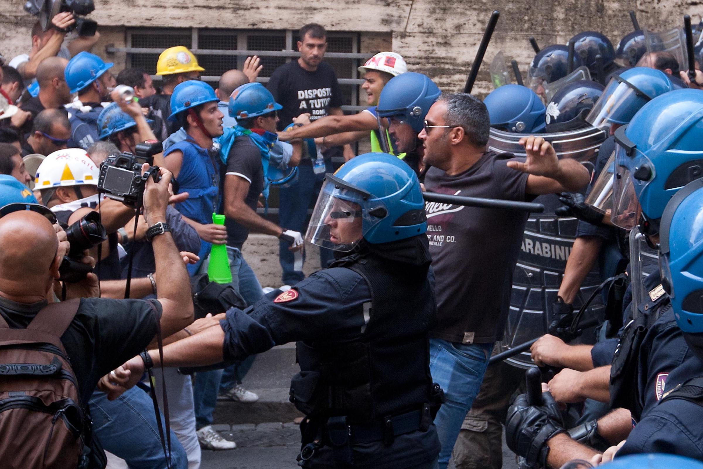 ‘I lacrimogeni a Roma? Un errore’, parola di sbirro