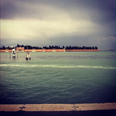 Per riprodurre dall’interno di sé le forme andate in pezzi: pellegrinaggi laici sotto le finestre di persone morte che avremmo amato