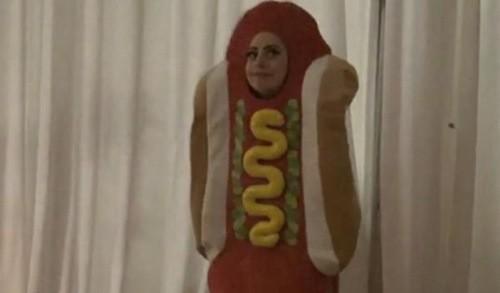 Renzo Rosso festeggia a Bassano del Grappa mentre Lady Gaga si veste da hot dog Renzo Rosso festeggia a Bassano del Grappa mentre Lady Gaga si veste da hot dog