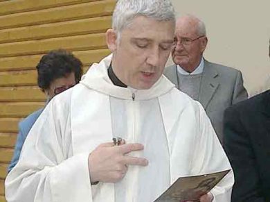 Togliete l’abito talare a don Corsi