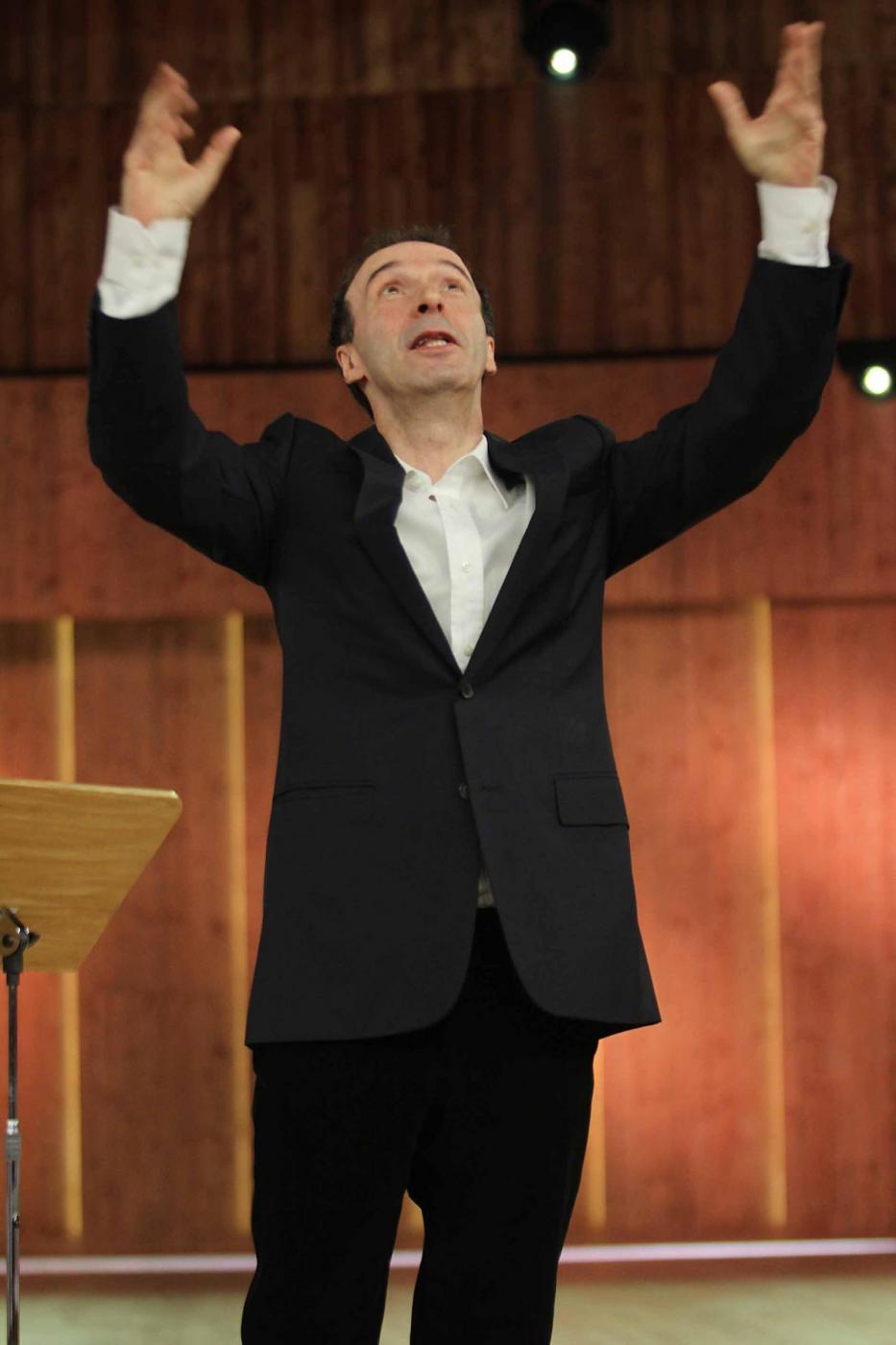 Benigni e la Costituzione. Applausi e perplessità