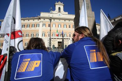 Benzina, disagi a Natale mentre il Fisco festeggia