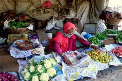 India: il governo aiuta i poveri distribuendo contanti