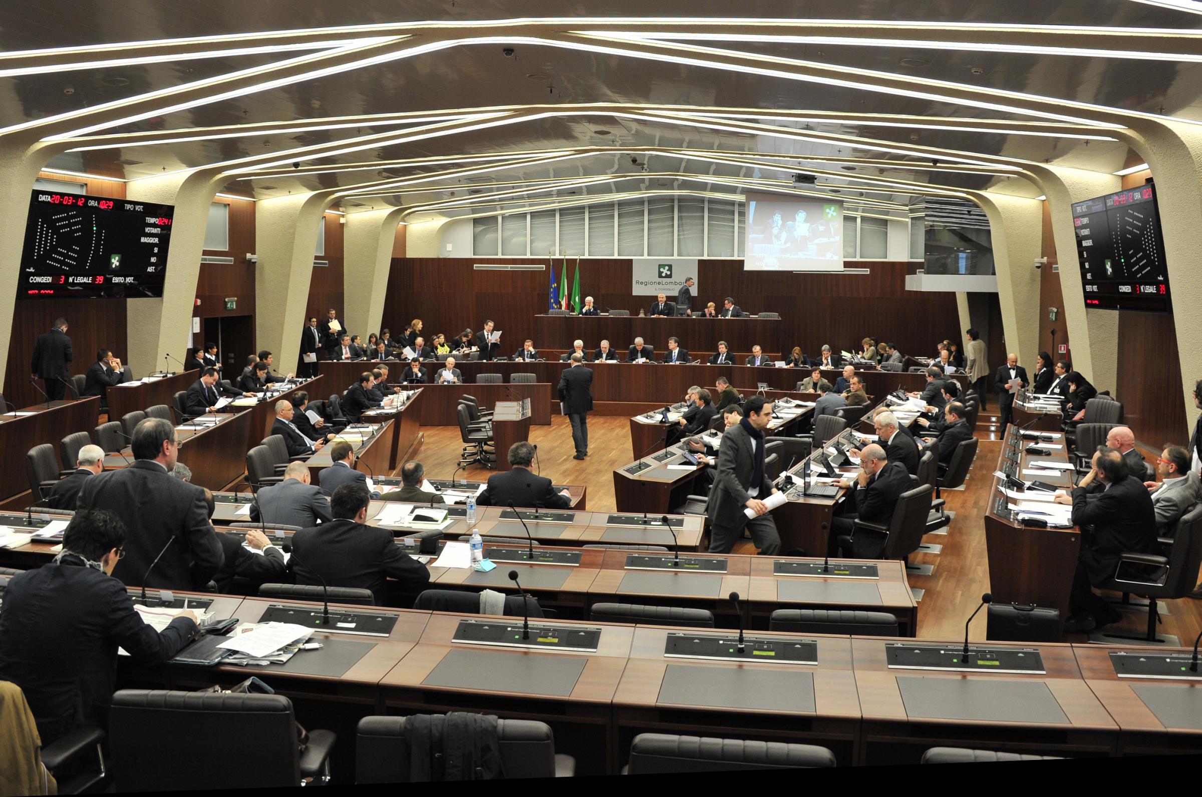 Spese folli in Lombardia: 40 consiglieri indagati