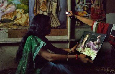 India, niente cellulari per teen-ager e donne sposate