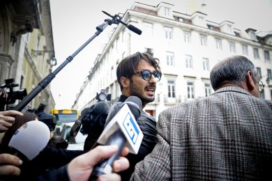 Corona dal carcere mette in vendita le magliette del galeotto