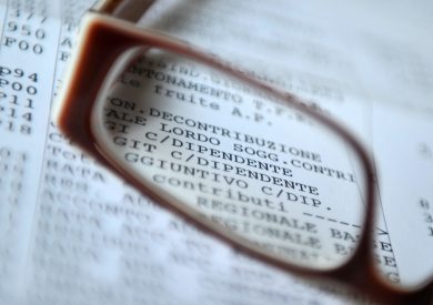Stipendi su, ma la metà dei prezzi