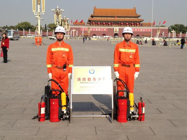 Estintori anti immolazioni a Tiananmen Estintori anti immolazioni a Tiananmen