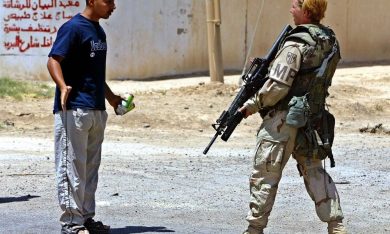 Donne-soldato a stellette e strisce