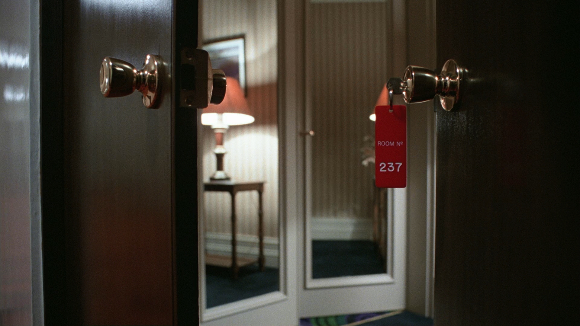 Cosa succede negli alberghi: la commedia sofisticata della vita di passaggio Cosa succede negli alberghi: la commedia sofisticata della vita di passaggio