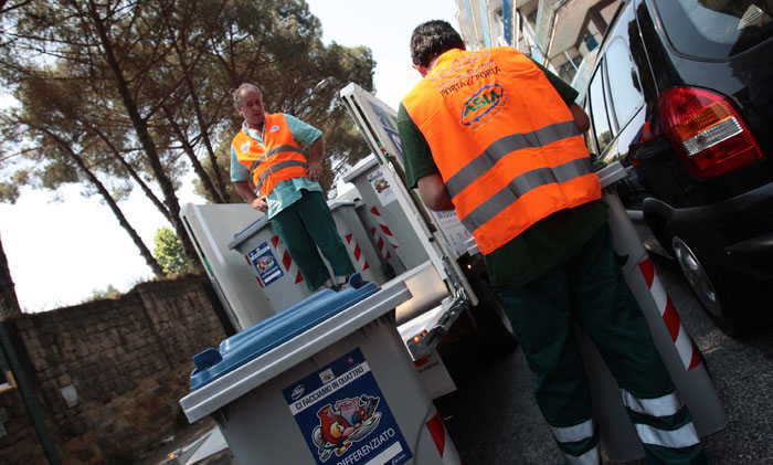 Tares: la nuova tassa sui rifiuti ci costa 2 miliardi in più Tares: la nuova tassa sui rifiuti ci costa 2 miliardi in più