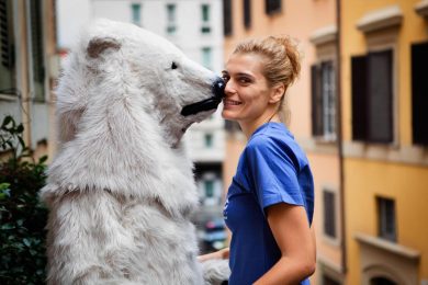 Abbracciati a un orso polare, per salvare l’Artico