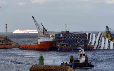 Costa Concordia: è finita l’era dei brindisi e sorrisi