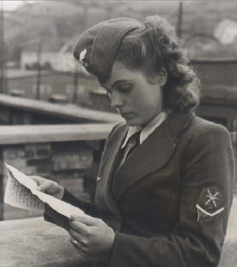 «Tanti baci appassionati, mia sporca bestiolina»: lettere d’amore a Hitler «Tanti baci appassionati, mia sporca bestiolina»: lettere d’amore a Hitler