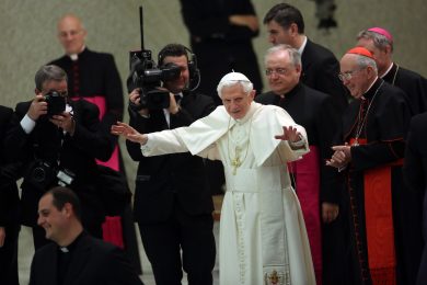 Il Papa si dimette e twitter esplode
