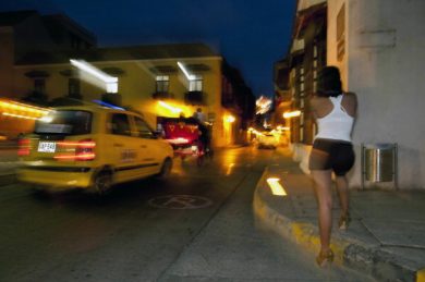 La camorra mette le divise alle prostitute