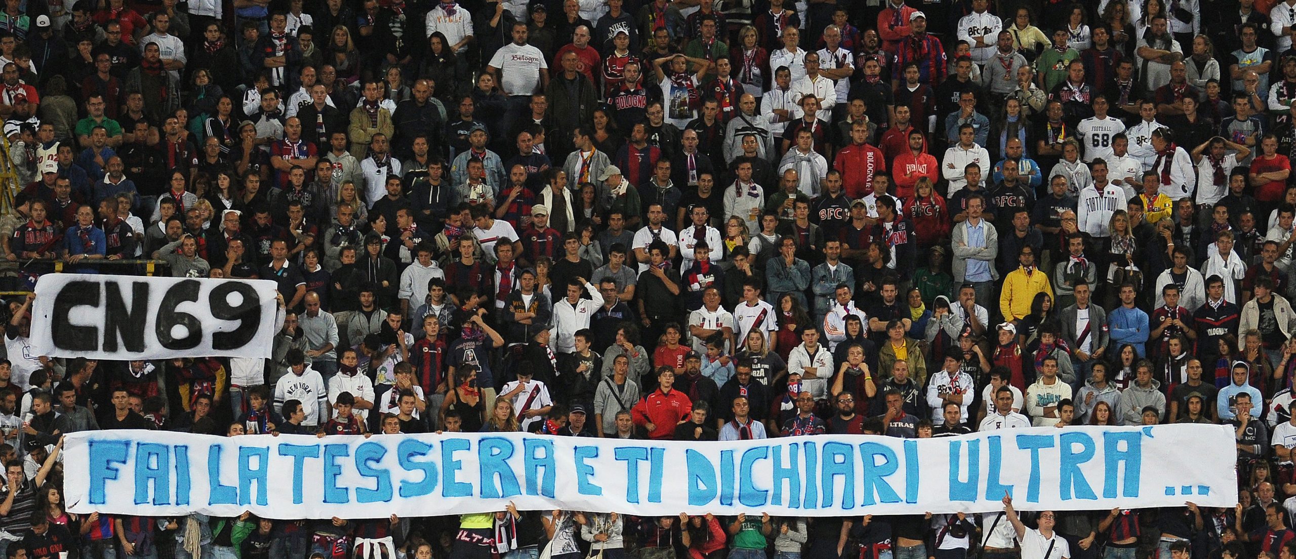 Il caos dei cori da stadio Il caos dei cori da stadio