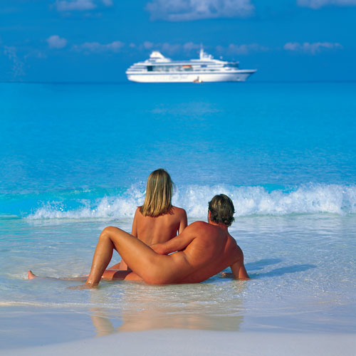 Nude Boat: quando si dice viaggiare leggeri Nude Boat: quando si dice viaggiare leggeri