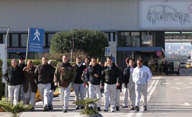 Fiat e Pomigliano, gli operai Fiom alla porta si decurtano lo stipendio