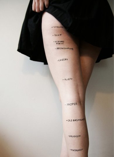 Ragazza facile? Lo dicono le gambe (graduate)