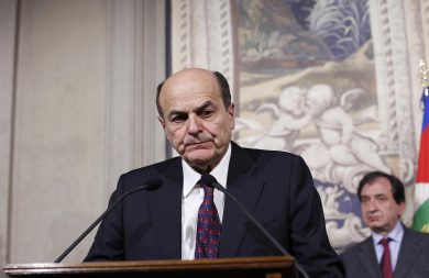 Bersani molla e su Fb va in scena il social-dramma Pd