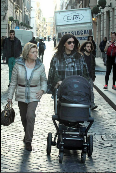 Laura Pausini, prima uscita con la piccola Paola