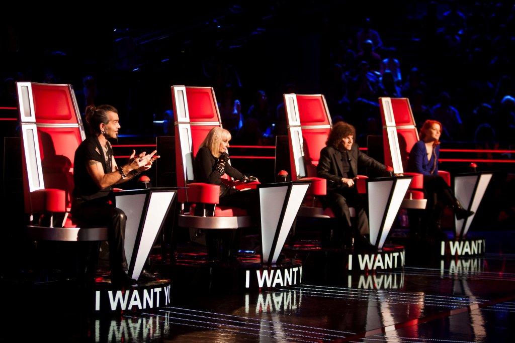 The Voice: tormentoni, strategie (e scollature) scaldano lo show The Voice: tormentoni, strategie (e scollature) scaldano lo show