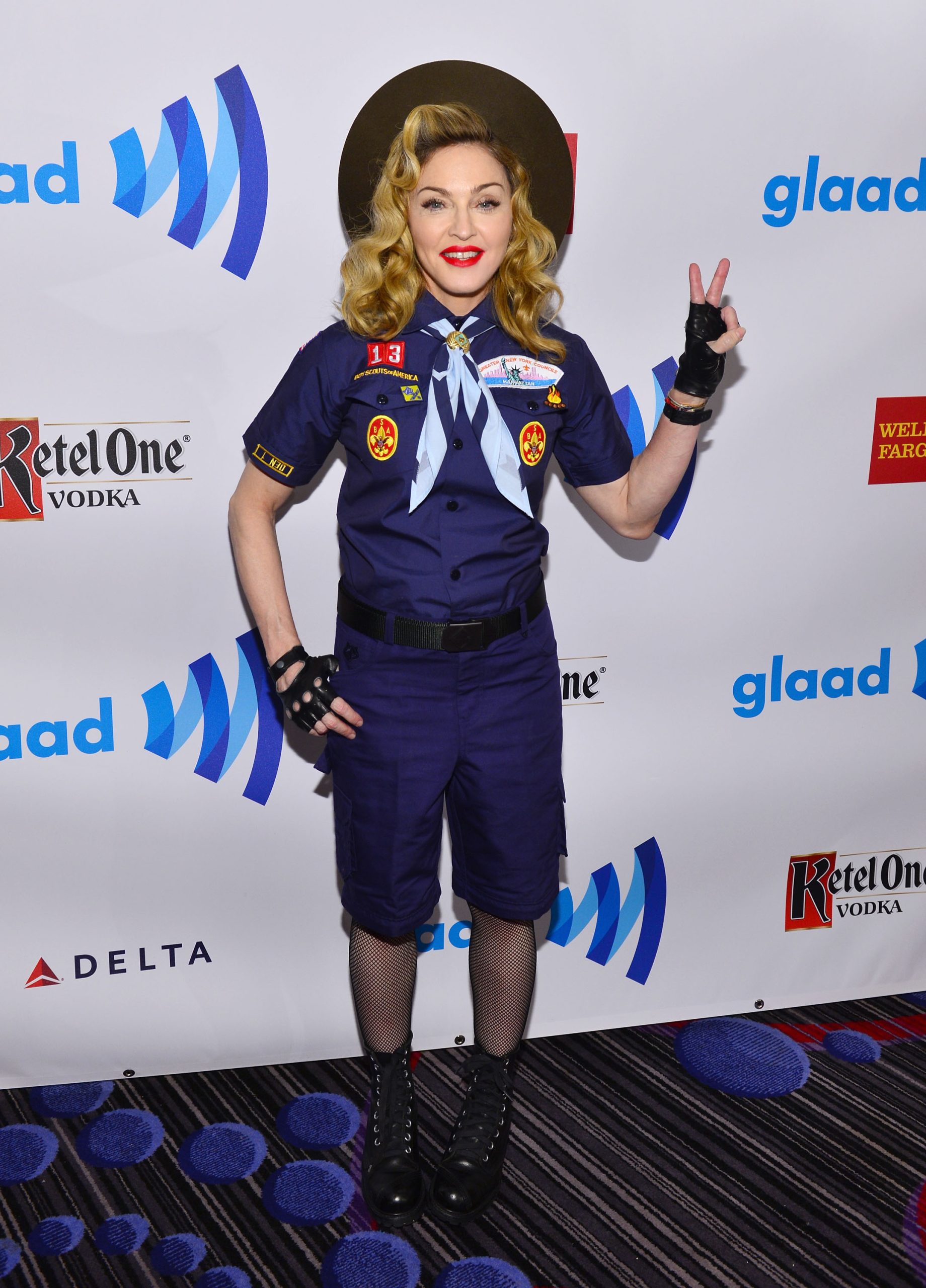 Madonna, sexy boyscout in difesa della comunità gay