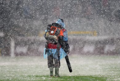 Arbitri, maltempo e veleni: il calcio sull’orlo di una crisi di nervi
