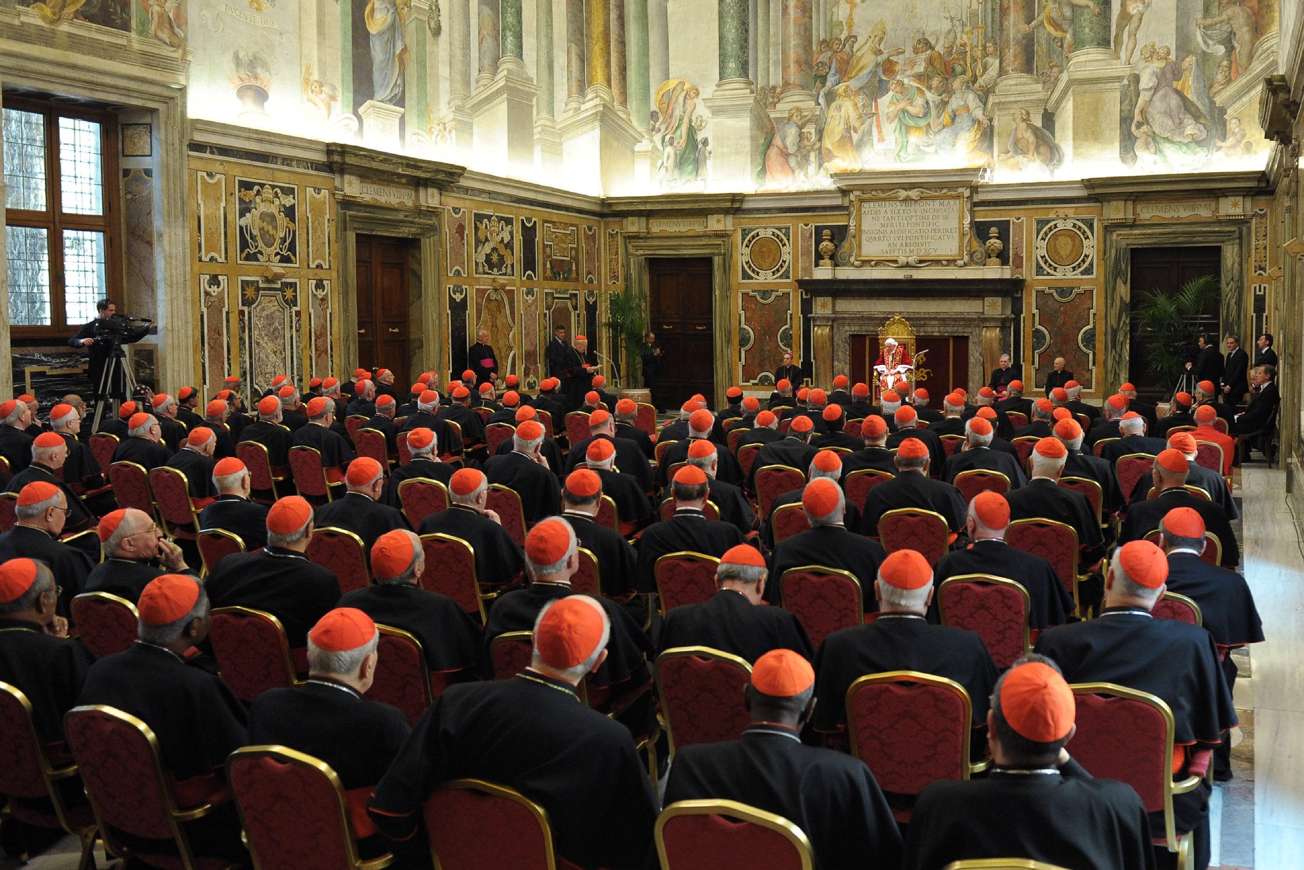 Conclave, Atto 1° – Giuramento e sorteggio stanze