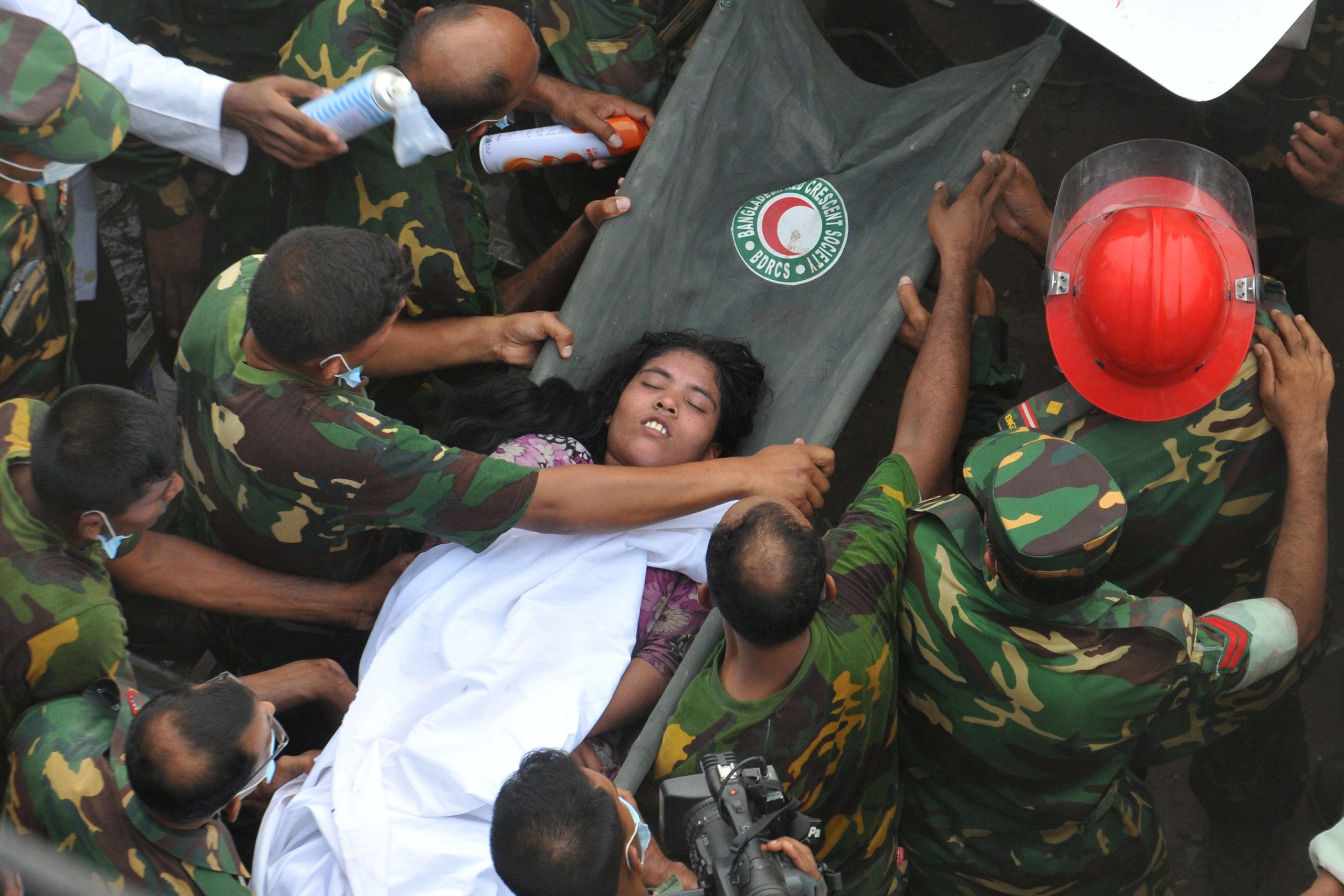 Strage in Bangladesh. Quelle magliette low-cost che costano troppo sangue