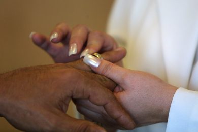 Alzare gli occhi al cielo può portare al divorzio