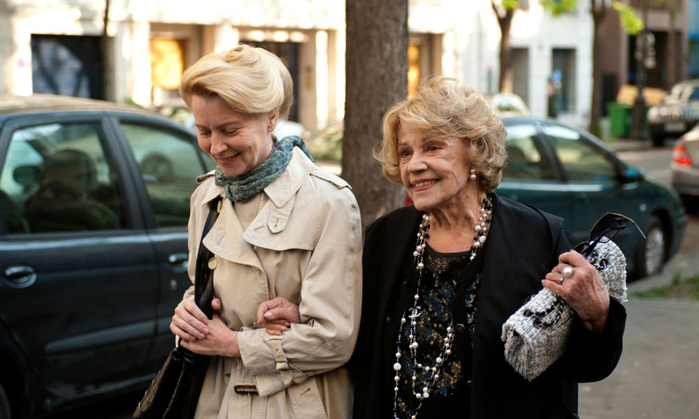 “A lady in Paris”, il film con una magnifica Jeanne Moreau: il trailer italiano in esclusiva “A lady in Paris”, il film con una magnifica Jeanne Moreau: il trailer italiano in esclusiva