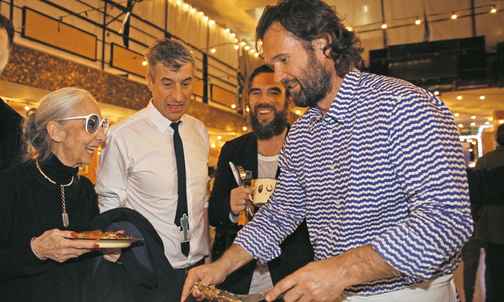 Da Maurizio Cattelan liscio, gadget e master-lasagne…