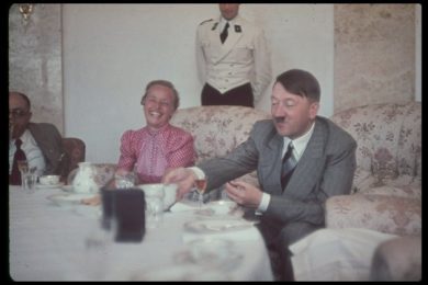 «Faceva monologhi insulsi e interminabili su diete, templi greci e cani pastore». A pranzo con Hitler