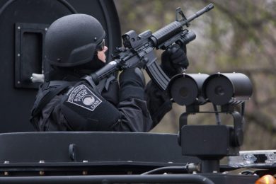 Caccia all’uomo a Watertown e altre foto del giorno, 19.4.2013