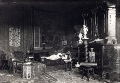 «Senza denti, la lingua grossa tra le labbra rientrate… ha scarpe vecchie, mal allacciate». Vita minima di Gabriele D’Annunzio